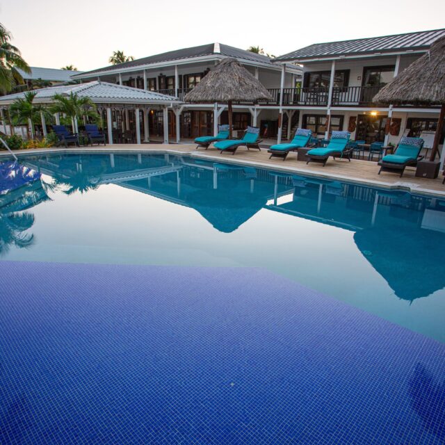 http://Stunning%20pool%20transformation%20featuring%20new%20furniture%20and%20refreshing%20décor.
