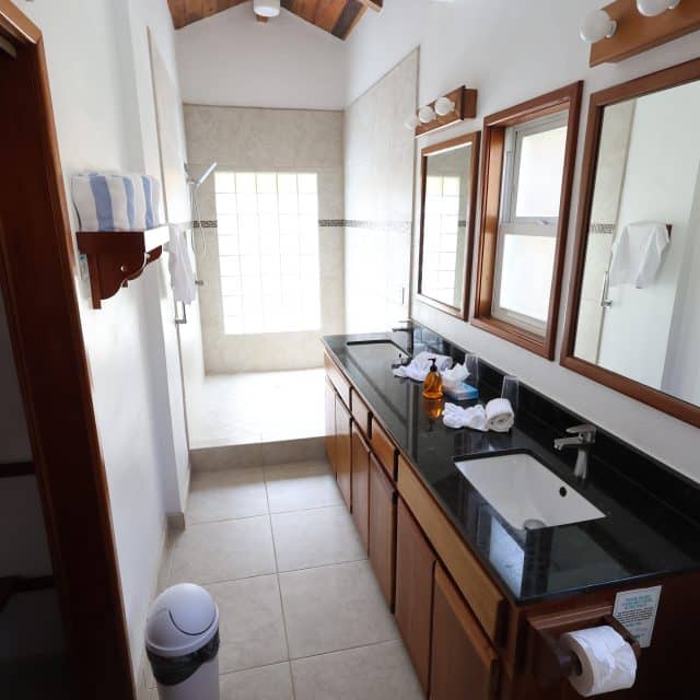 http://Villa%20Bathroom%20With%20Modern%20Fixtures